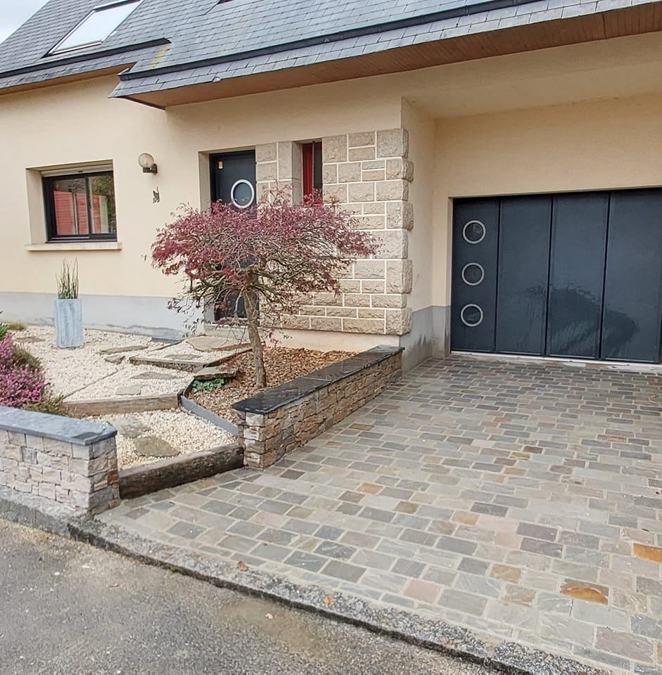 Allée pavée et muret en pierre devant une maison